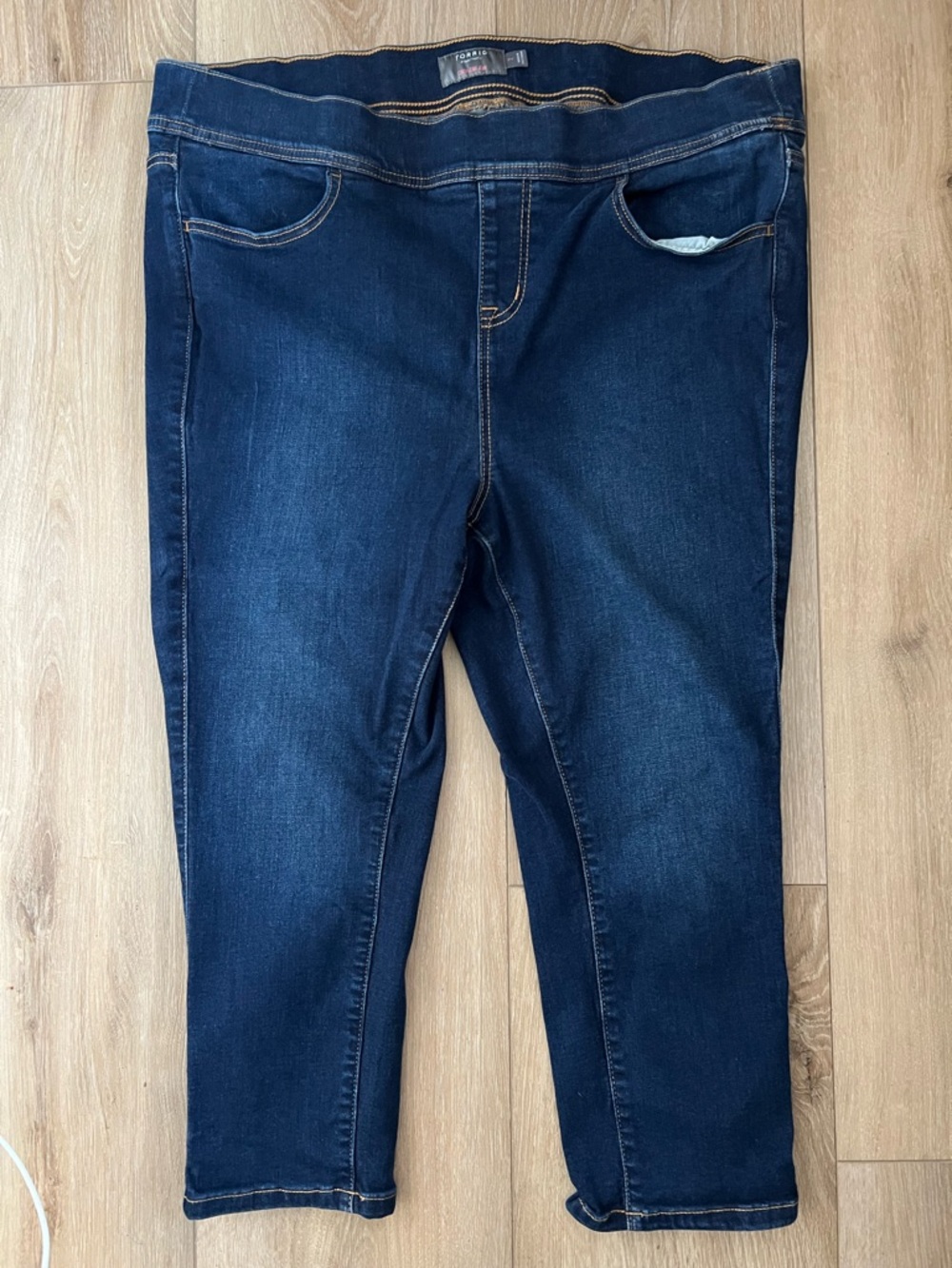 TORRID Pull On Lean Cropped Jeans EUC